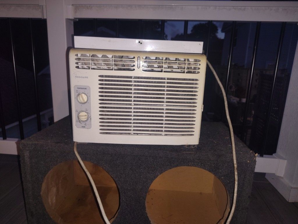 Frigidaire AIR  Conditioner 5,000 btus 115v