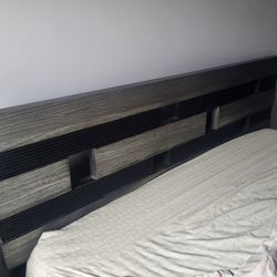 Rooms to Go Gardenia Modern High-Quality Wood Gray Black Queen Bed 66.00"w x 85.50"d x 39.50"h