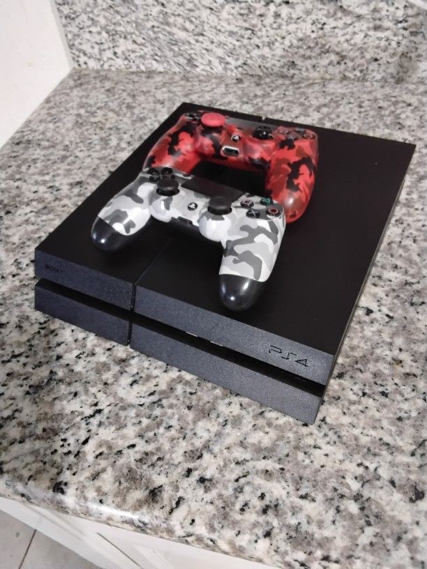 PS4 WITH TWO CONTROLLERS AND MEMMORY