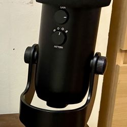 Logitech 4 Creators Blue Yeti USB Microphone + Case