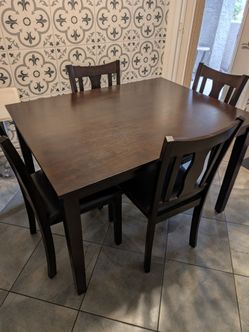 Dining Table Set w/ 4 Chairs - Excellent Condition - $125 *Pick-up today*