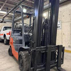 TOYOTA M8 forklift,6600 lb, 3 stage, side shift 