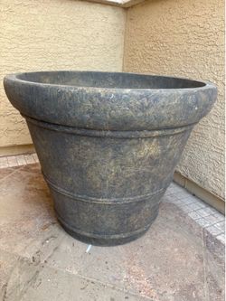 24” diameter outdoor flower pot