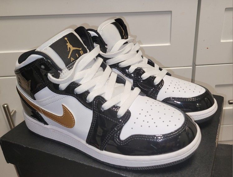 Boys Air Jordan 1 Mid SE Big Kids Black/Metallic Gold/White Shoe Size 4.5