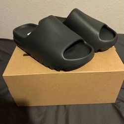 Yeezy Slides “Dark Onyx”