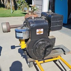 Vintage Briggs & Stratton Upright Motor 7 1/4 HP  (7.25)  Set Up For Dredging 