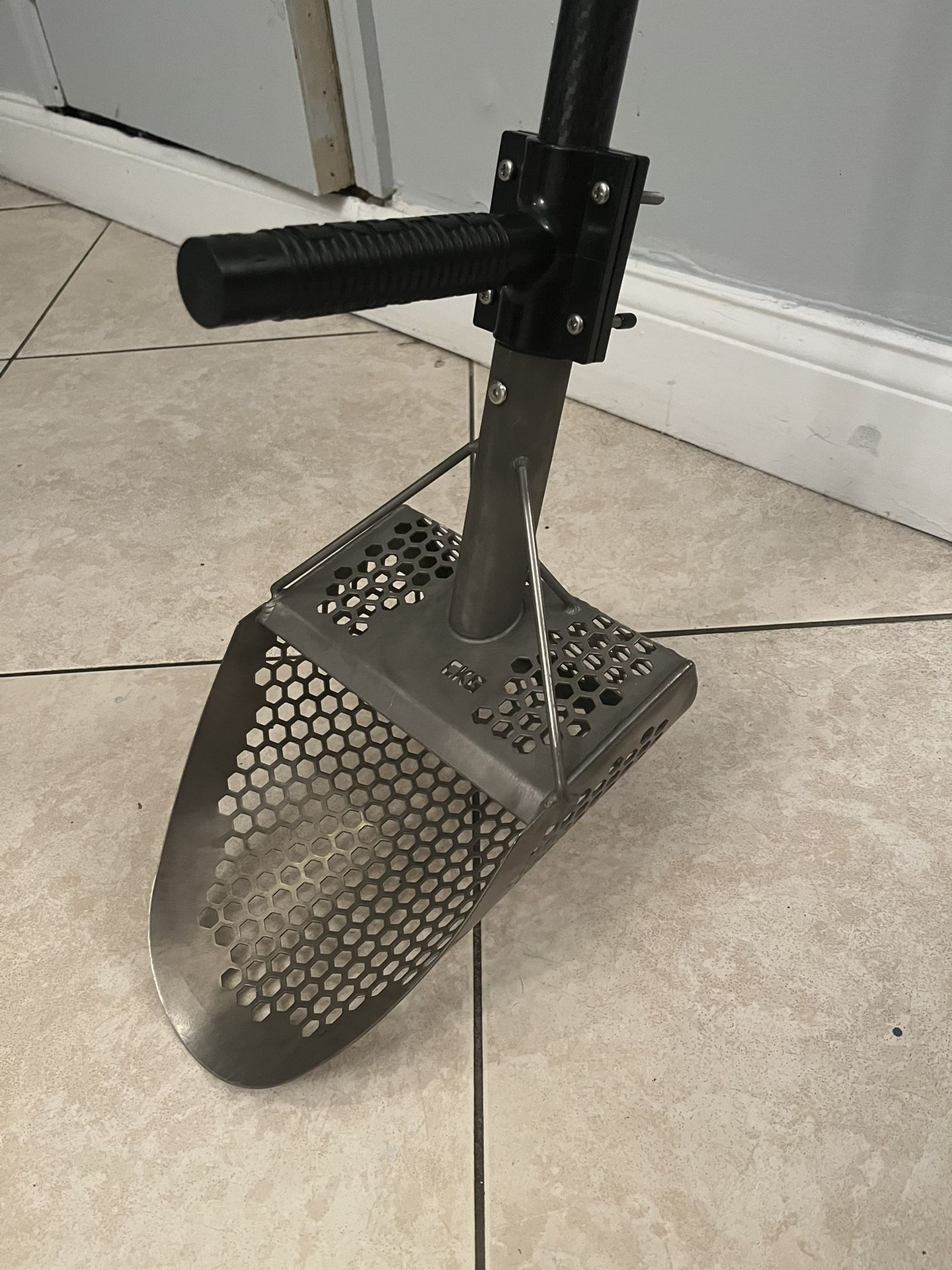 Titanium CKG Sand Scoop with Carbon Fiber Handle