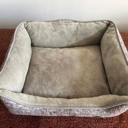 NEW HEATED PLUSH SMALL DOG BED 