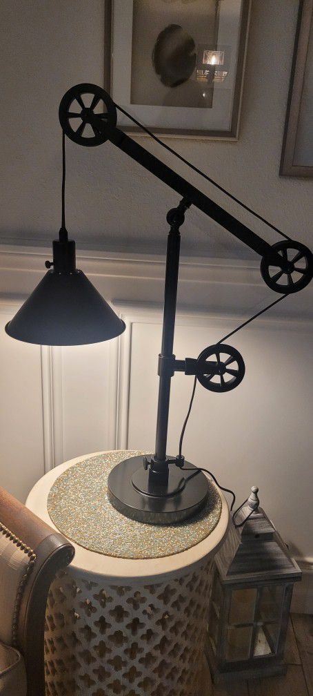 PULLY TABLE LAMP