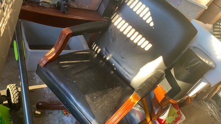 FREE LEATHER OFFICE CHAIR $$$