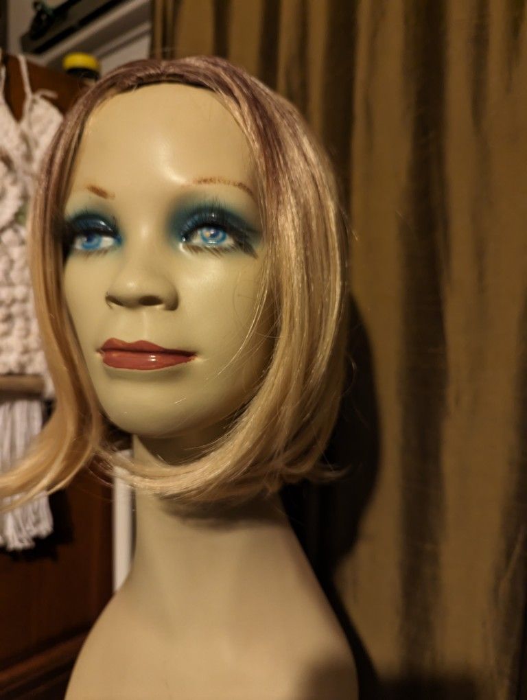 Beautiful Beige Blonde Bob Wig