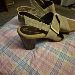 AEROSOCLES SIZE 10 M ORIGINAL PRICE $150.