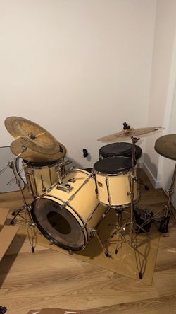 Pearl Drum Kit with Cymbals