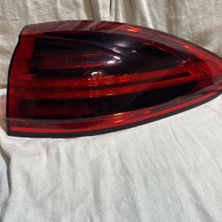 2015-18 Porsche Cayenne rh outside Taillight