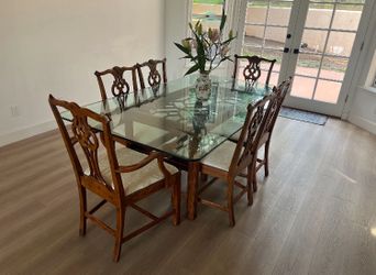 Beautiful Vintage Dining Table Set w/ 6 Chairs