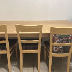 Table With 3 Chairs 