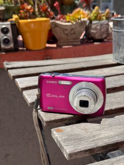 Vintage Casio exilim EX-Z35 Y2K digicam - pink
