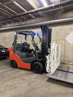 TOYOTA 8FGCU25 Forklift 5500 lb, 3 Stage, Reach Carriage
