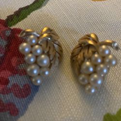 (BB1) Vintage Pearl Cluster with Leaf Clip On Earrings
