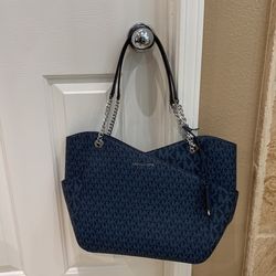 Jet Set Large Logo Shoulder Bag with Tag