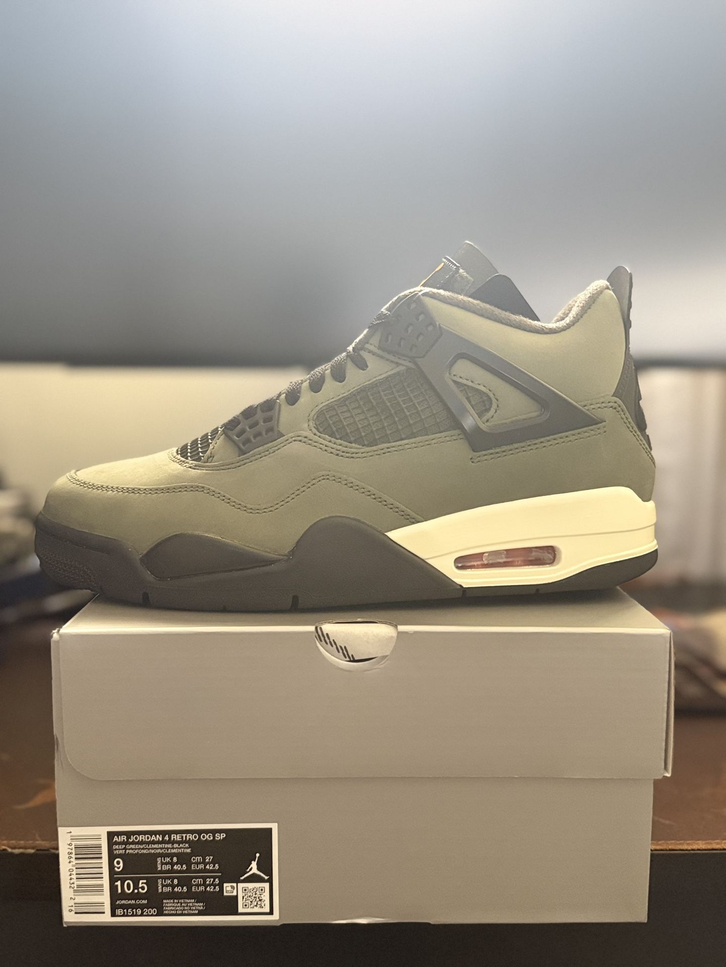 Jordan 4 Retro Undefeated 