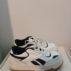 Reebok Leather Shoes Womens Size 7 , Kids Size 5.5 .Leather Like New Worn Twice