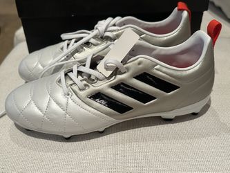 Woman’s Adidas Soccer Cleats Size 8