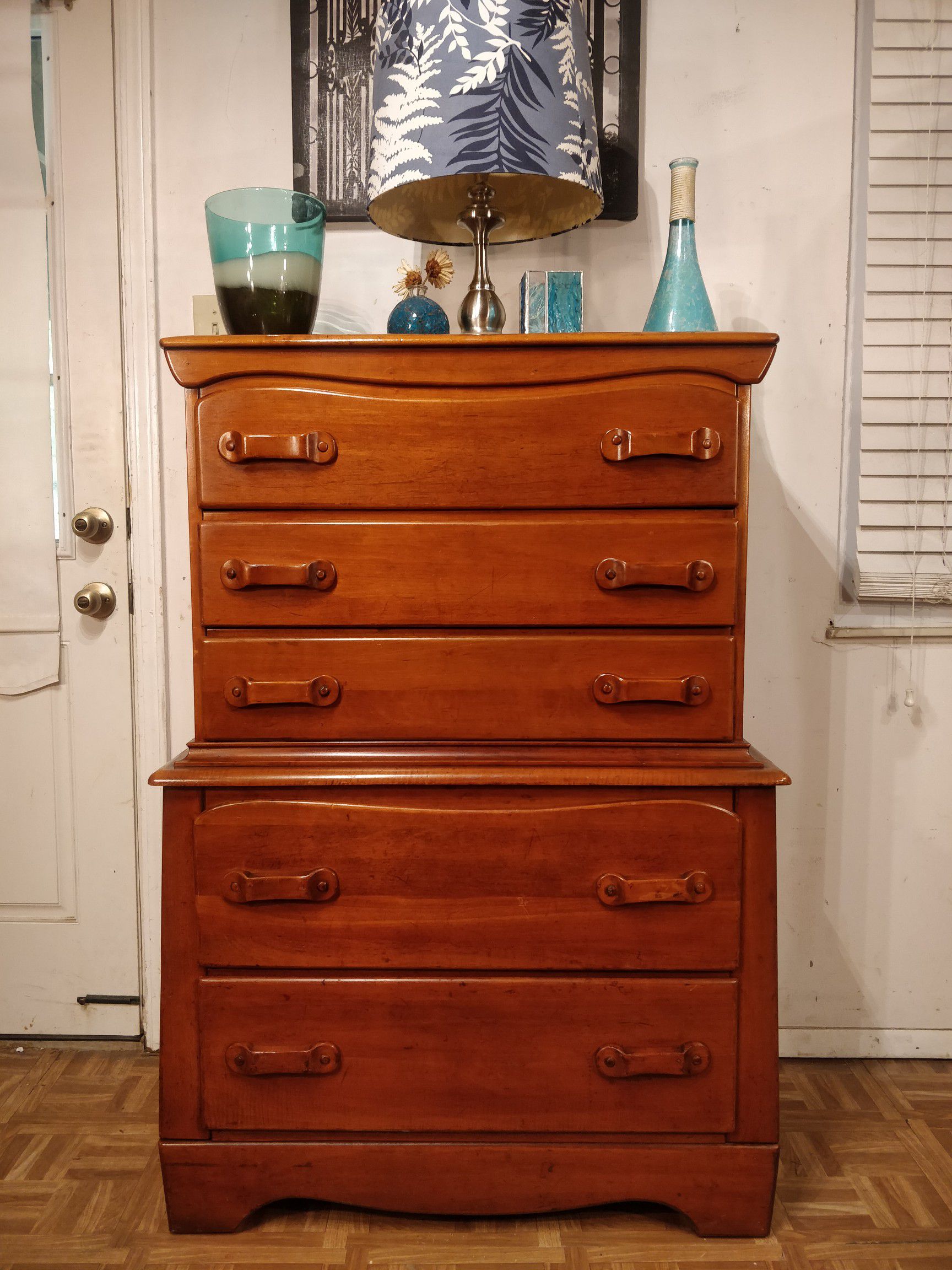 Solid wood chest dresser with big drawers in good condition all drawers working, dovetail drawers driveway pickup. L34"*W19"*H50"