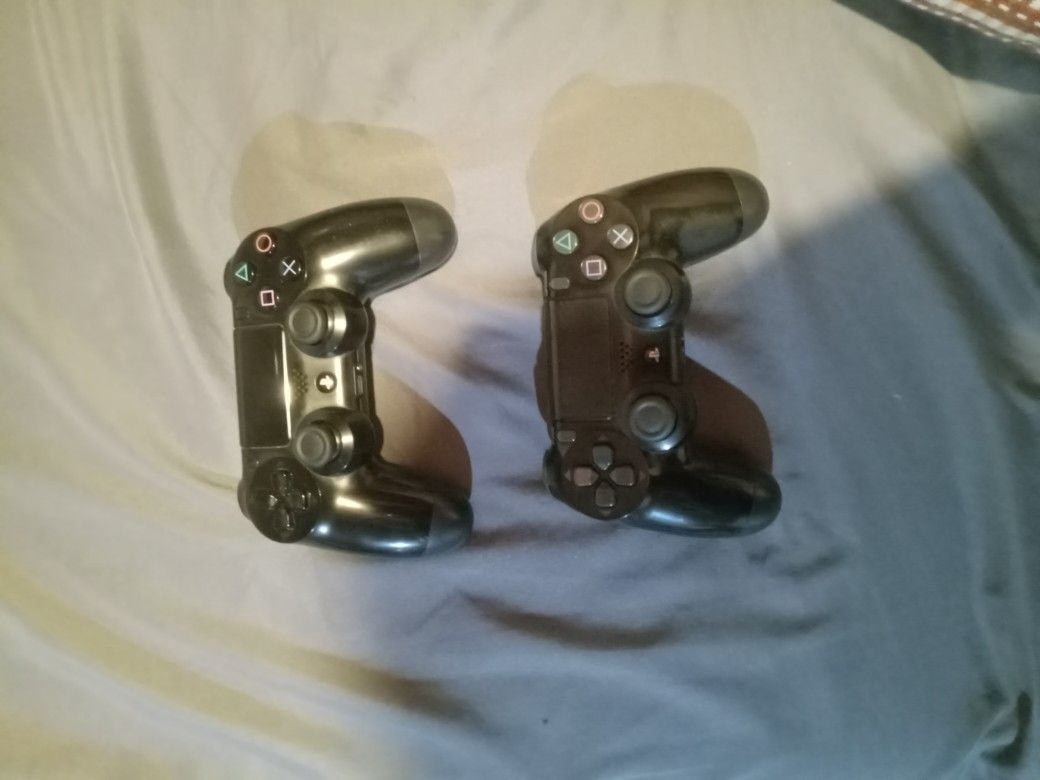 2 ps4 controllers