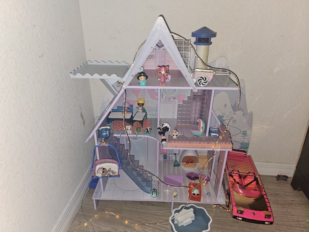  Very Beautiful And Big LOL Dollhouse With Lol Dolls And A Lil Car (Including Light,)