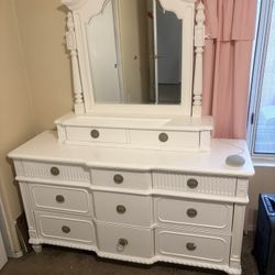 Tomásville Dresser