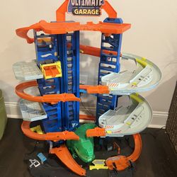 Hot Wheels Ultimate Garage + 30 Cars