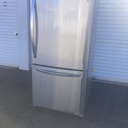 LG bottom freezer stainless steel 22.4 cu ft refrigerator in good condition, clean and nice, no ice maker. W33-D31-H69. Delivery available.