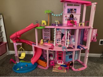 Barbie dream house & large bag full of Barbie’s, accessories & dollhouse furniture
