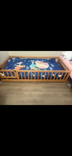 Twin toddler floor bed