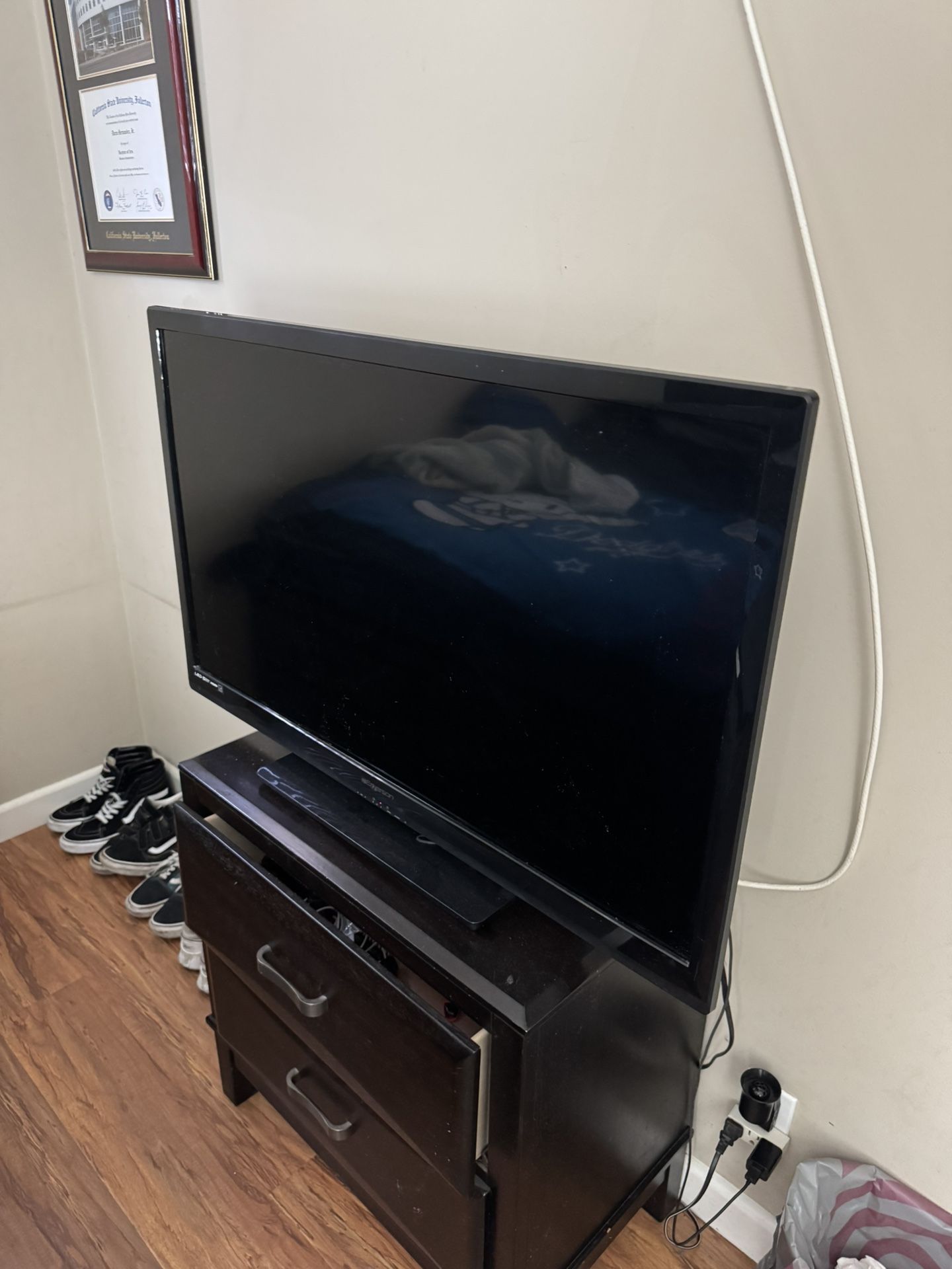 39 Inch Emerson Tv