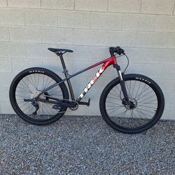 TREK MARLIN 6 MOUNTAIN BIKE 29 ER 1 X 10 SPEED( MEDIUM) CHECK MY OTHER BIKES 