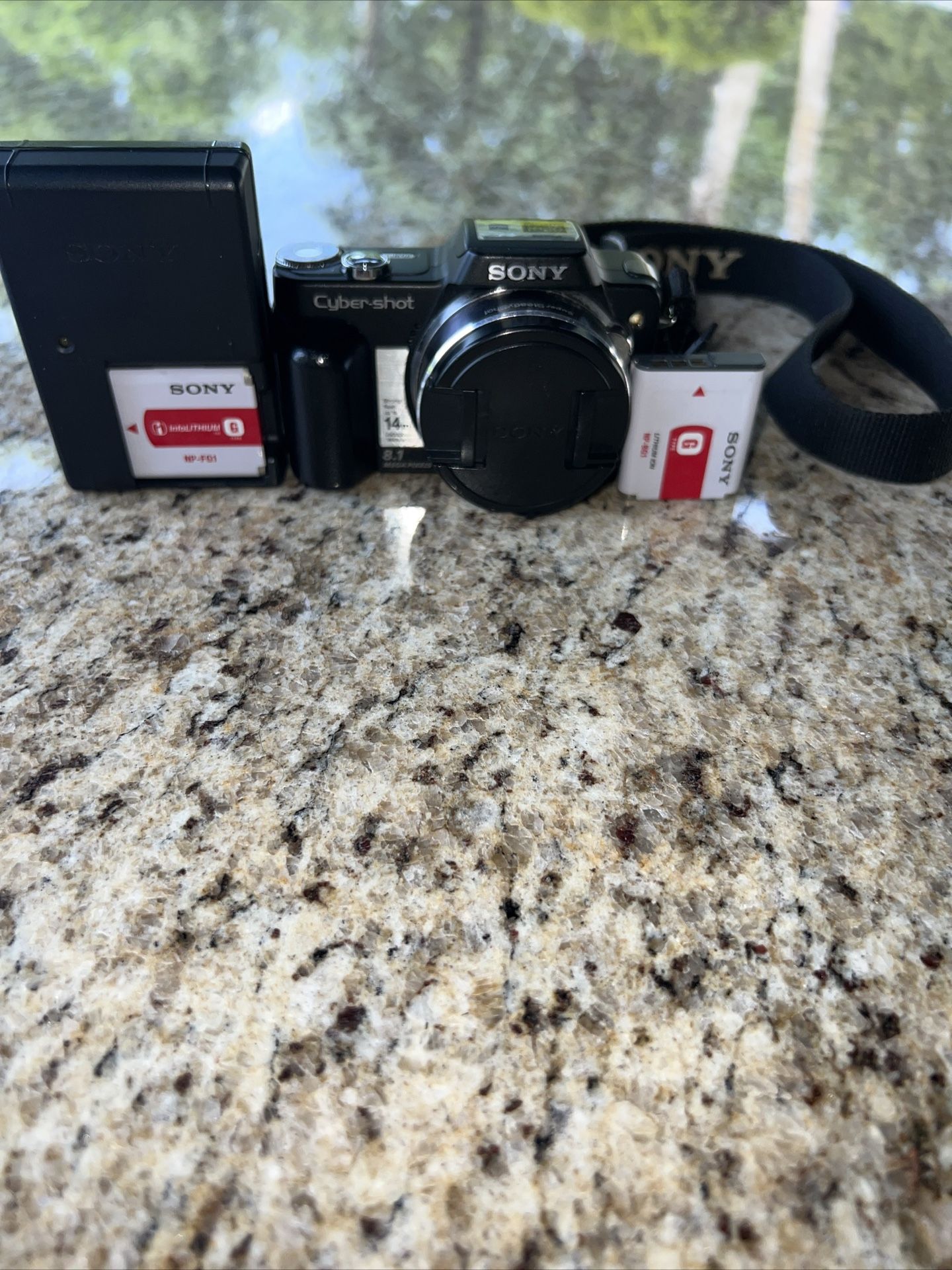 Sony Cyber-Shot DSC-H10 8.1MP Digital Camera 2 batteries and charger