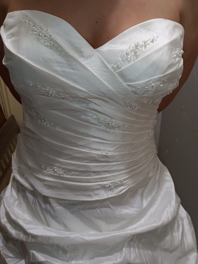 Gorgeous White Ball gown Style Wedding Dress With Silver Embroidery On Fitted Heart Shape Top ,1Owner Ex Cond