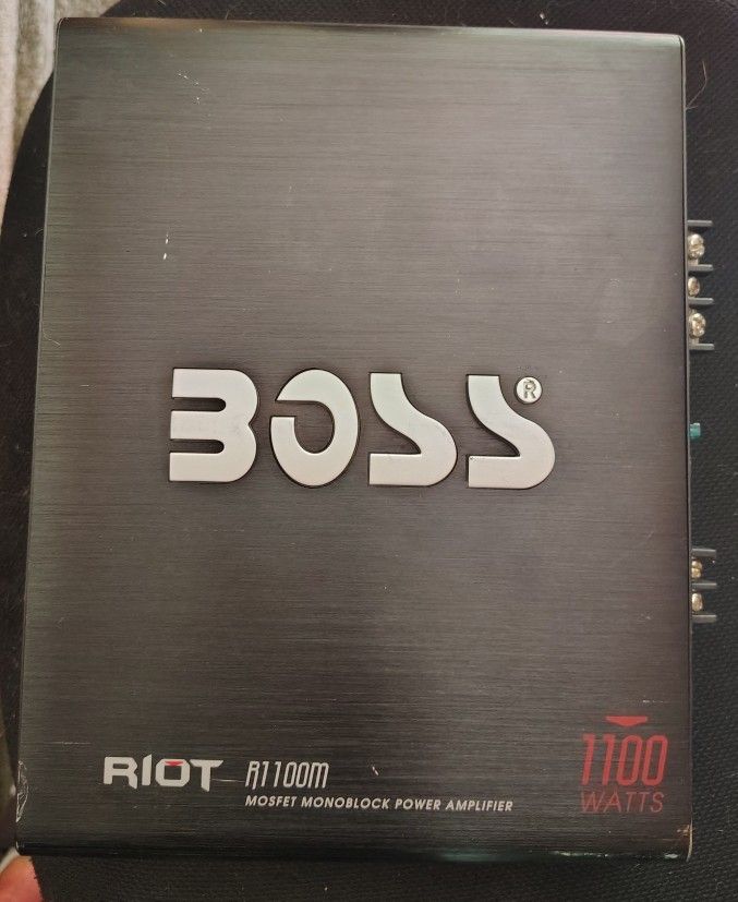 BOSS Riot R1100M 1100 Watt High Output, Monoblock Amp