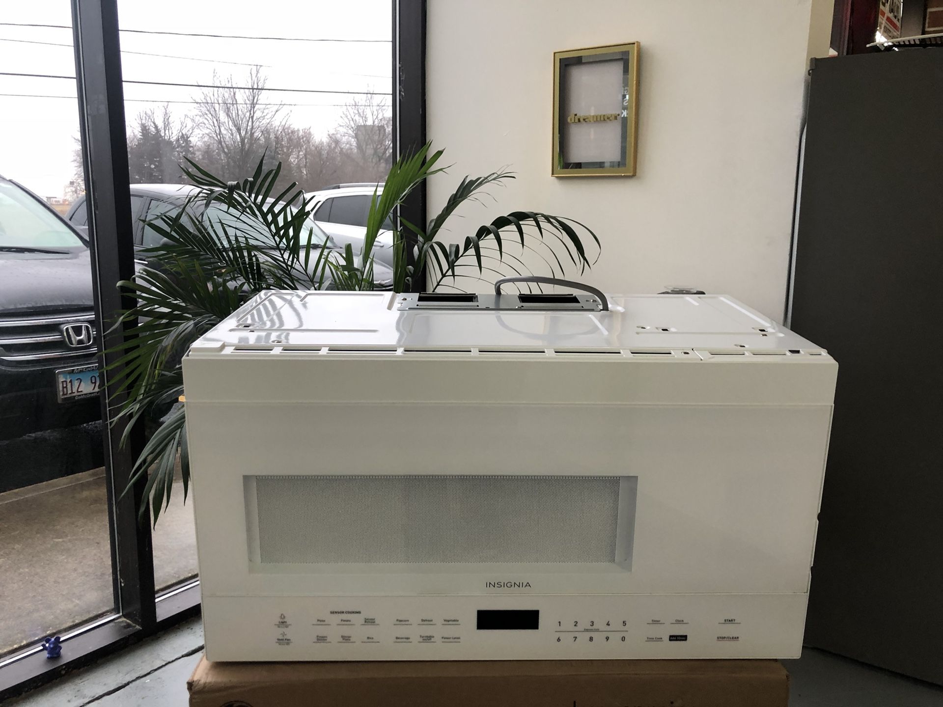 NEW Insignia NS-OTR16SS8 microwave oven