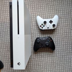 X Box One S 500 (2018) 2 Controllers