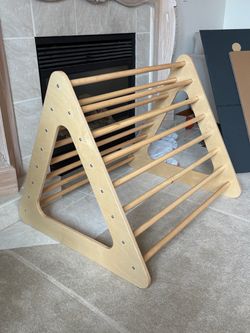 Montessori pikler triangle