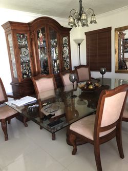 Juego de comedor completo, la mesa 6 sillas y vitrina todo en perfecto  estado como nuevo for Sale in Miami, FL - OfferUp