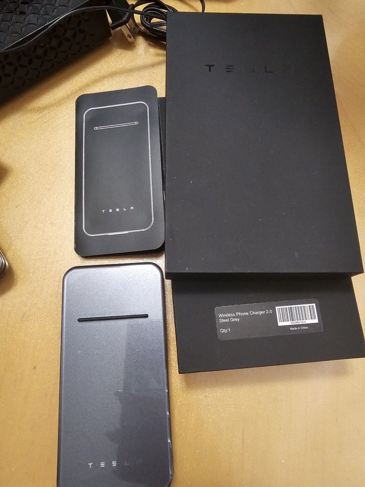 Tesla Wireless Phone Charger 2.0 青 Tesla Wireless Portable Charger 2.0 Blue Cell Phone Charger