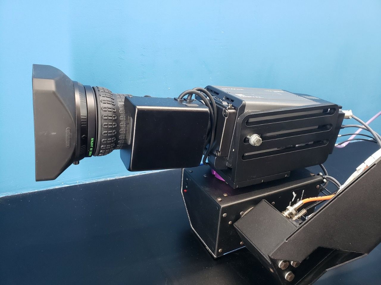 USED HITACHI HV-D5W HIGH PERFORMANCE DIGITAL VIDEO CAMERA