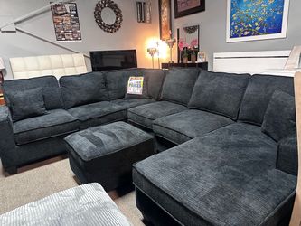 Perfect couch with ottoman! 🚨🖤✨ Easy Financing!