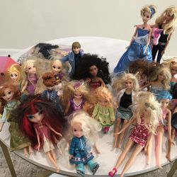 21 Dolls, 1 Horse, 1 Large Bag Of Small Dolls And Animals. All In Great Condition! And White Bucket To Store!