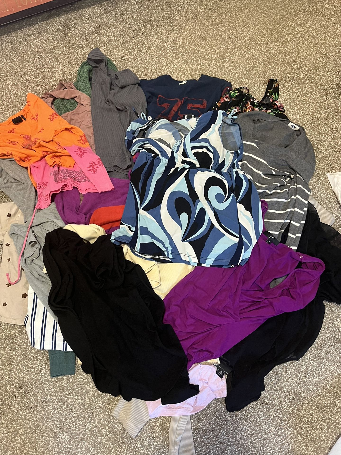Women’s Clothes 28 pieces Size medium