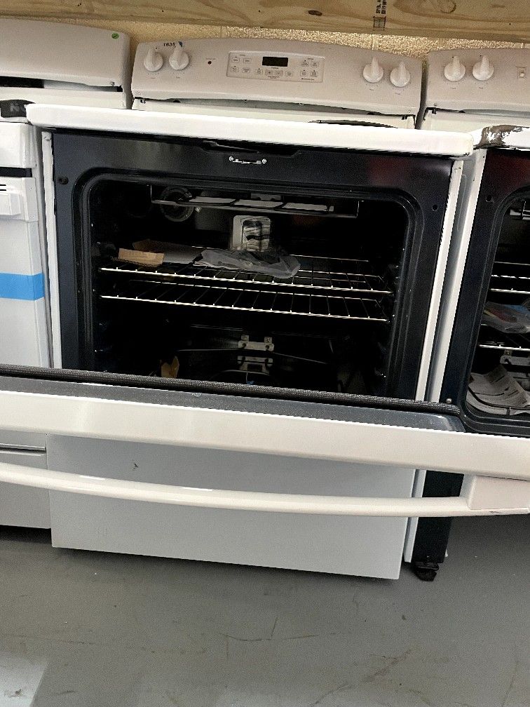 GE 30” freestanding electric stove with coils in white DENTED $225